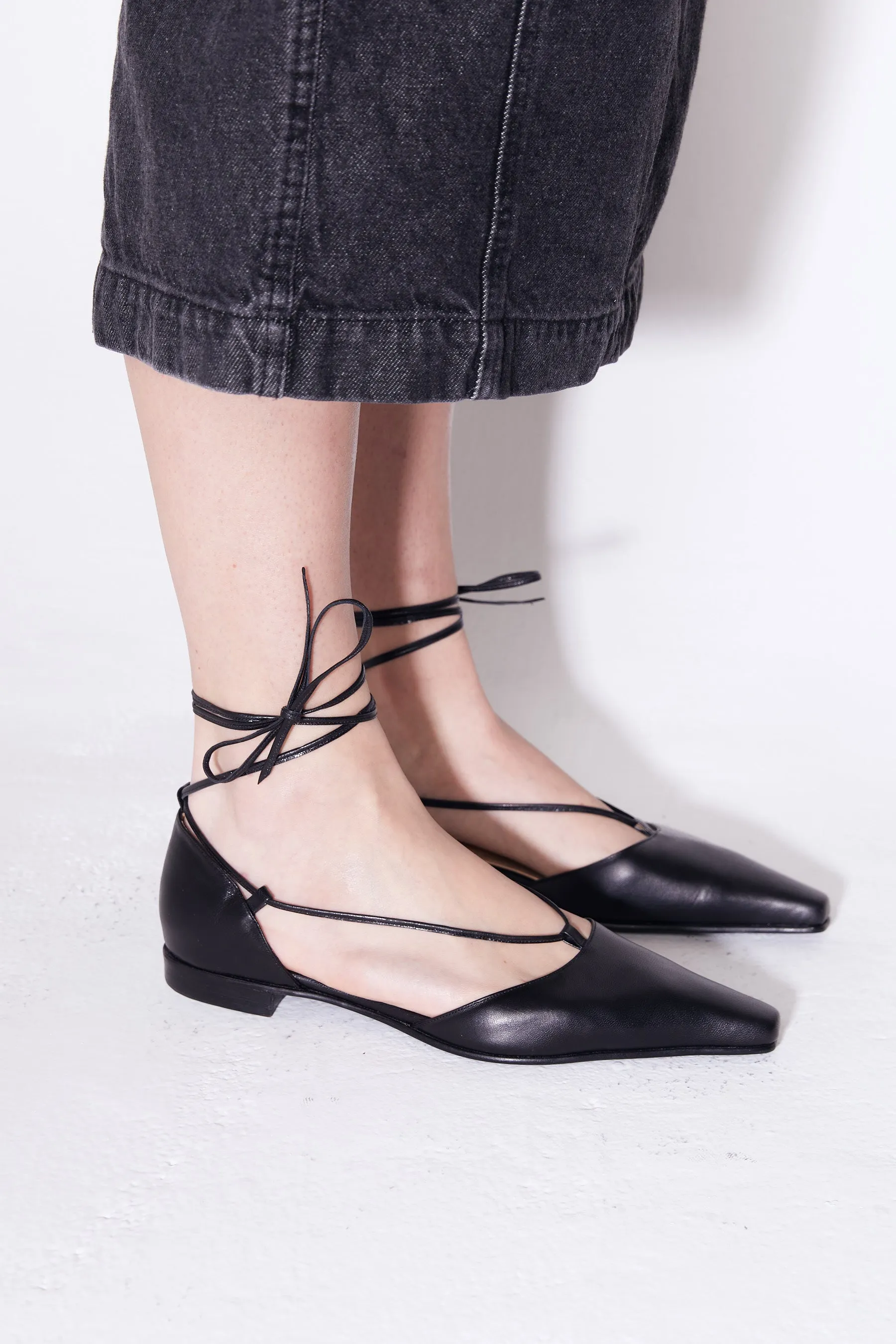 Paloma Lace Up Flat in Black Size 40