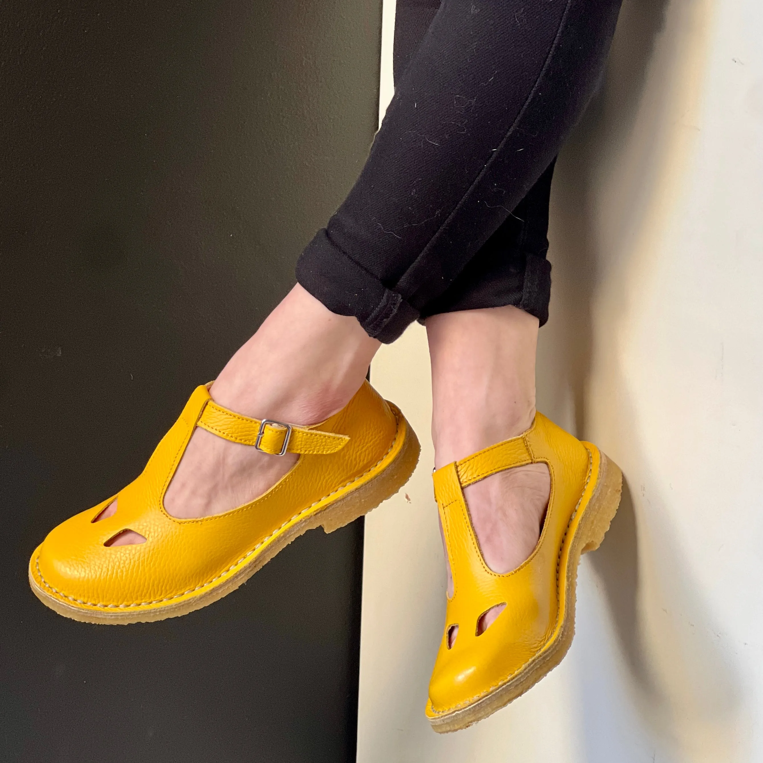 Paturnia Yellow bebe con occhietti in pelle gialla artigianale toscana